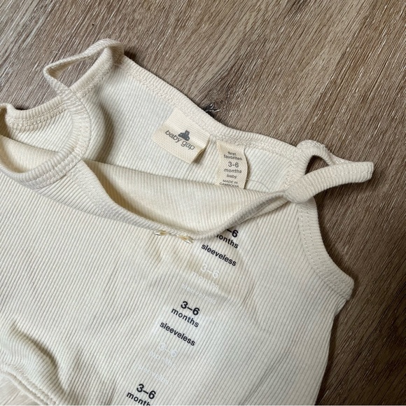 GAP Cream Ruffle Baby Set - Picture 2 of 2